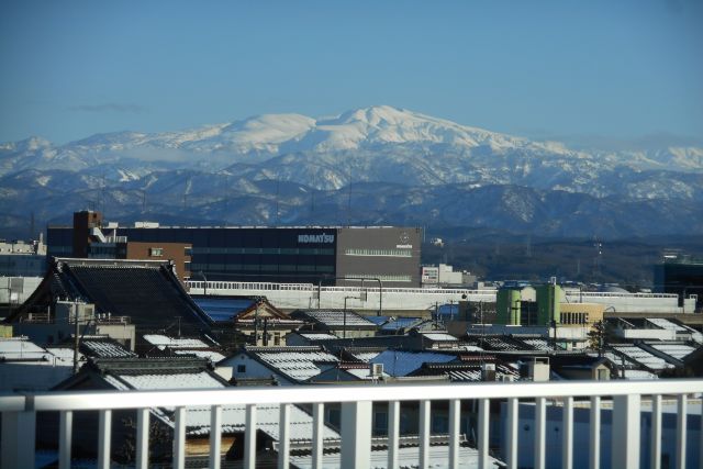 石川県小松市には白山連峰を一望できるビルがございます。